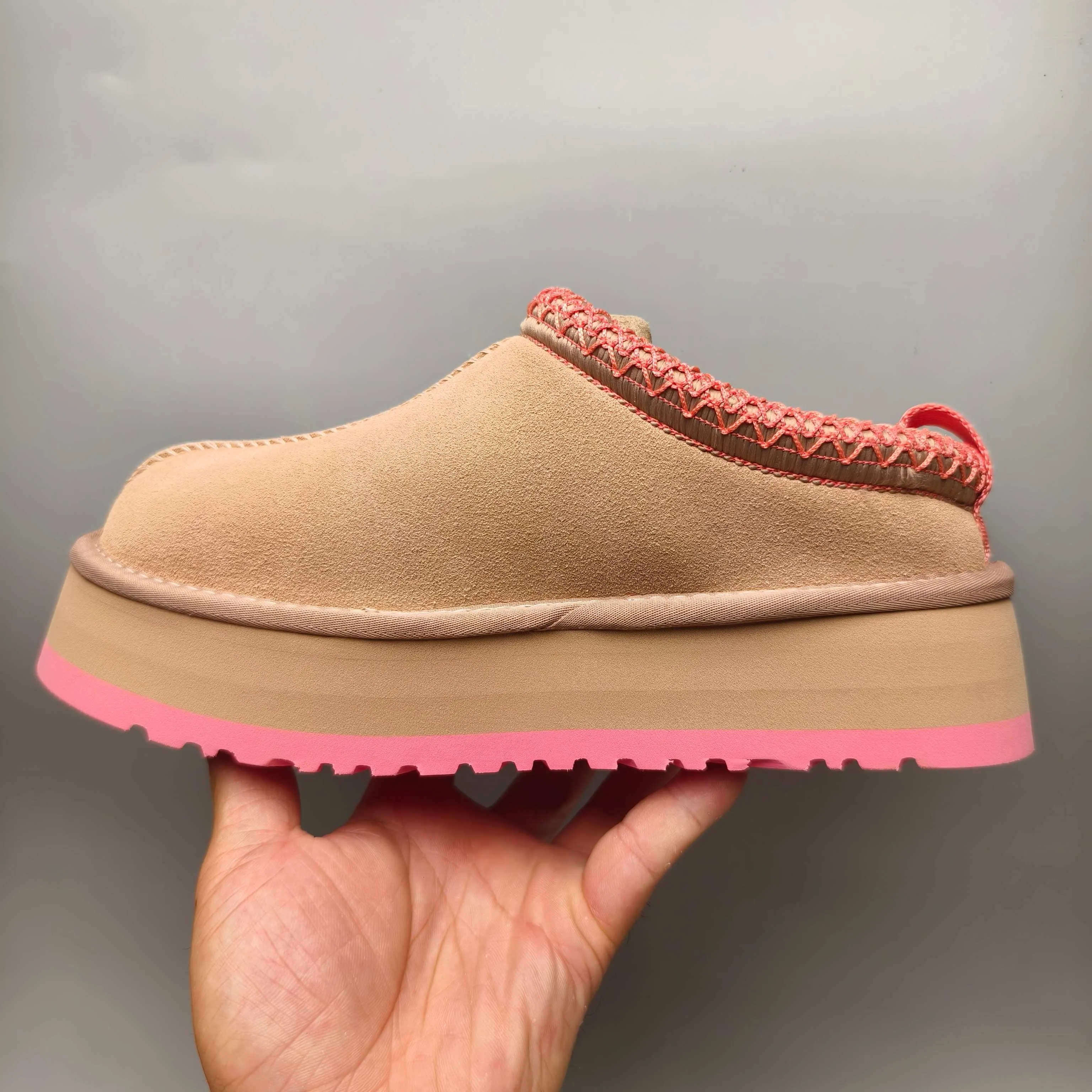 💰480 UGG sheepskin all-in-one snow boots 2130 co-branded trendy thick-soled slip-on women's snow boots🐾~ 🍭 A co-branded trendy item launched with well-known designer brands Feng Chen Wang and TELFAR. Zhou Dongyu & Wang Jiaer’s same style Fang Kete boots. The slip-on design makes it easy to put on and take off, and can be used indoors or outdoors. The exotic hemming design is eye-catching, and it is definitely worth buying~ 🍭Material: cowhide➕sheep fur Outsole: rubber (Light Wing Technology) 🍭Color: rose pink 🍭Number of yards: 35-41